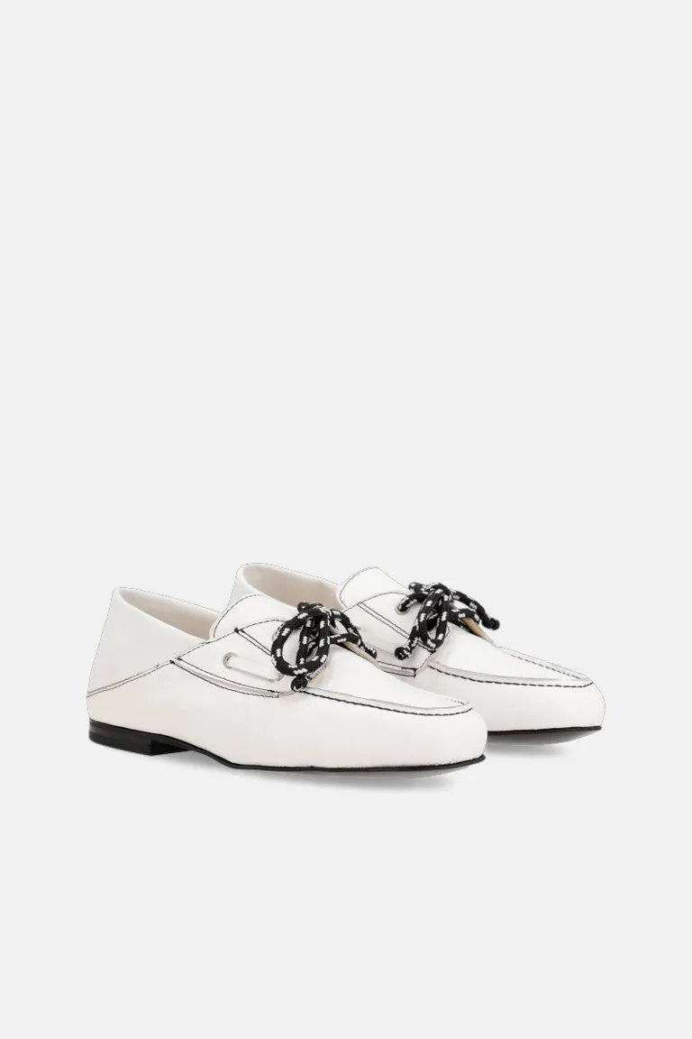 Mocasín de cuero blanco con cordón redondo y costuras a contraste de Justaosadia en Mocasines para argentina