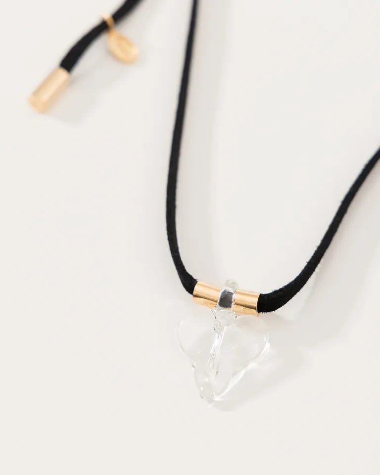 Collar con dije de cristal corazón y detalles metálicos dorados ajustable de Jazmin Chebar en Bijouterie para argentina