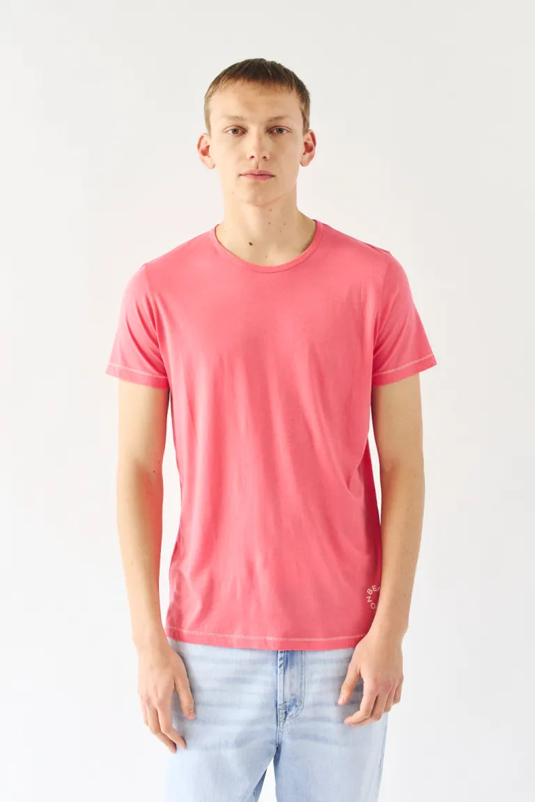 Remera de corte slim en material liviano y cómodo para hombres de Bensimon en Remeras y Polos para argentina