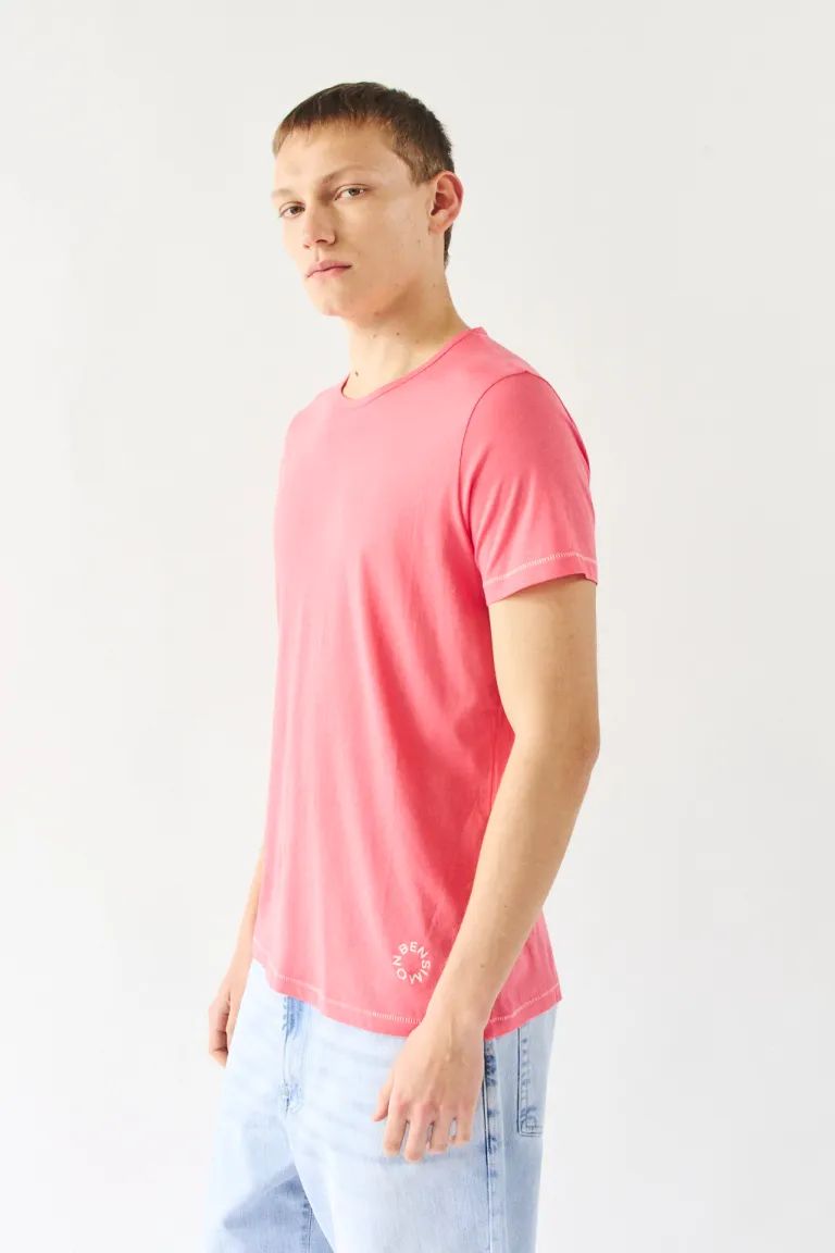 Remera de corte slim en material liviano y cómodo para hombres de Bensimon en Remeras y Polos para argentina