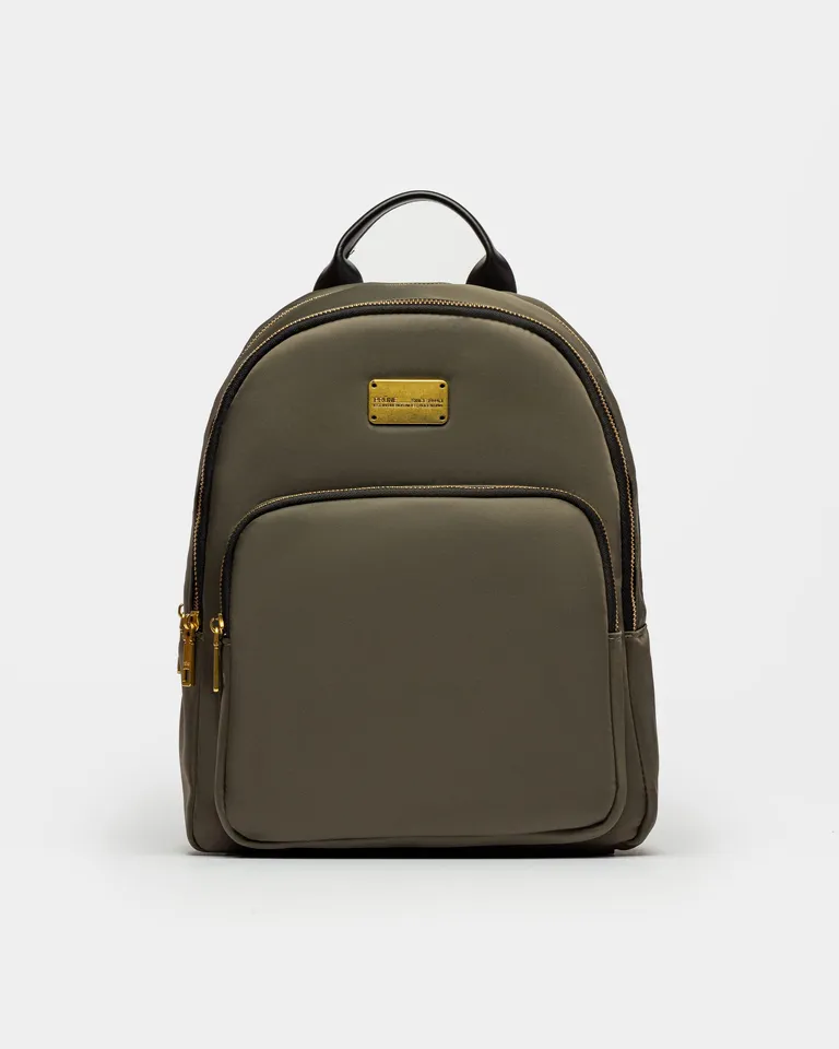 Mochila de nylon verde con cierres dorados de la reconocida marca argentina de Prüne en Mochilas para argentina