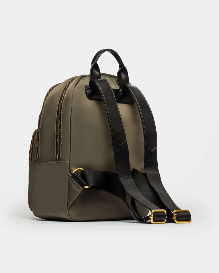 Mochila de nylon verde con cierres dorados de la reconocida marca argentina de Prüne en Mochilas para argentina