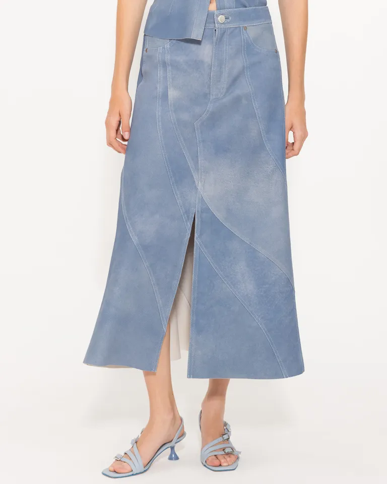 Falda larga de cuero celeste con diseño ondulante y tajo frontal de Jazmin Chebar en Faldas para argentina