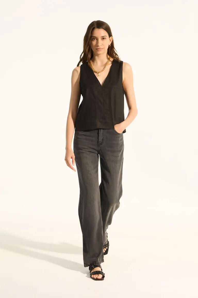 Top de lino sin mangas con recortes y pespuntes en negro de Portsaid en Tops para argentina