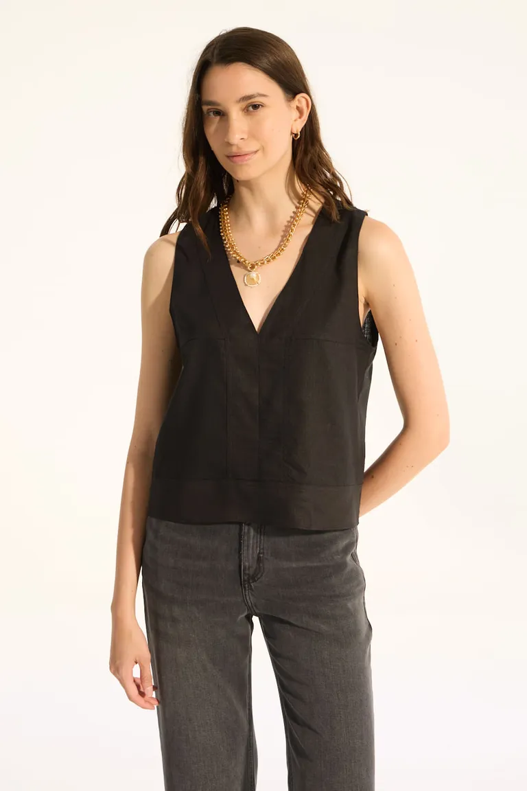 Top de lino sin mangas con recortes y pespuntes en negro de Portsaid en Tops para argentina