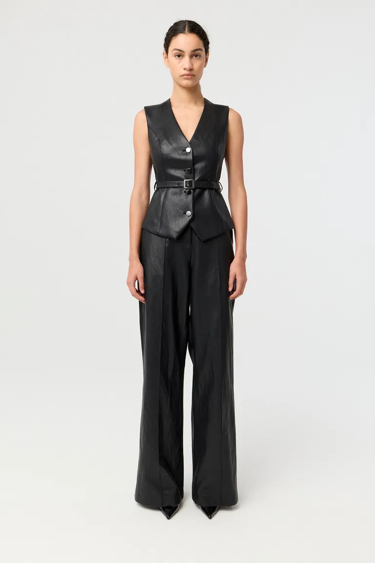 Chaleco sastrero entallado con escote en V y cinturón con hebilla frontal de Markova en Chalecos para argentina