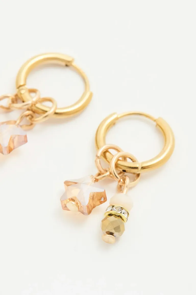 Aros argolla con detalles de estrella facetada y piedras en acabado dorado de Rapsodia en Bijouterie para argentina