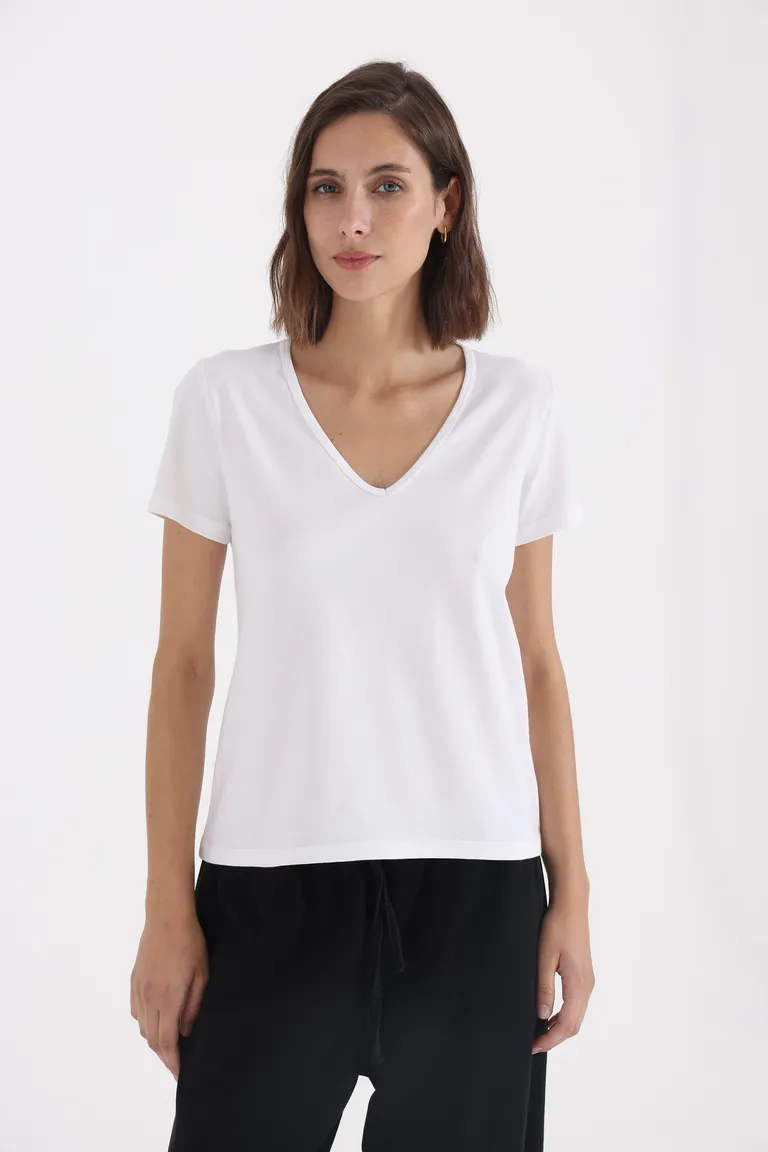 Remera de mujer con escote en v y mangas cortas de Yagmour en Remeras para argentina