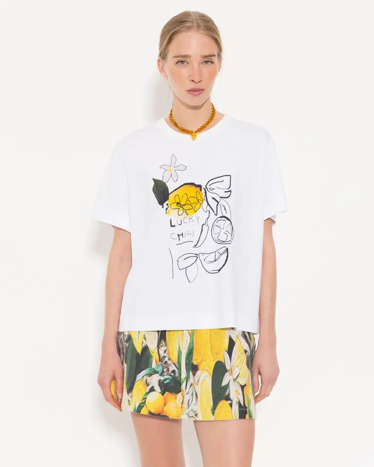 Remera de diseño minimalista con gráfico llamativo en blanco y amarillo de Jazmin Chebar en Remeras para argentina