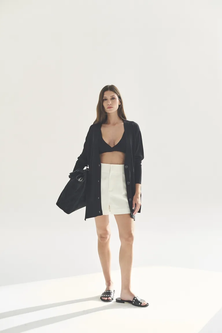 Chaqueta negra de diseño minimalista y corte estructurado para mujer de Akiabara en Chaquetas para argentina