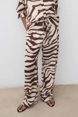 Pantalón fluido estampado cebra de Mango en Pantalones para argentina