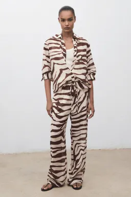 Pantalón fluido estampado cebra de Mango en Pantalones para argentina