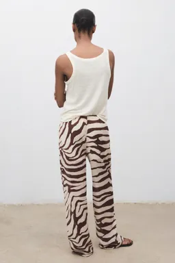 Pantalón fluido estampado cebra de Mango en Pantalones para argentina