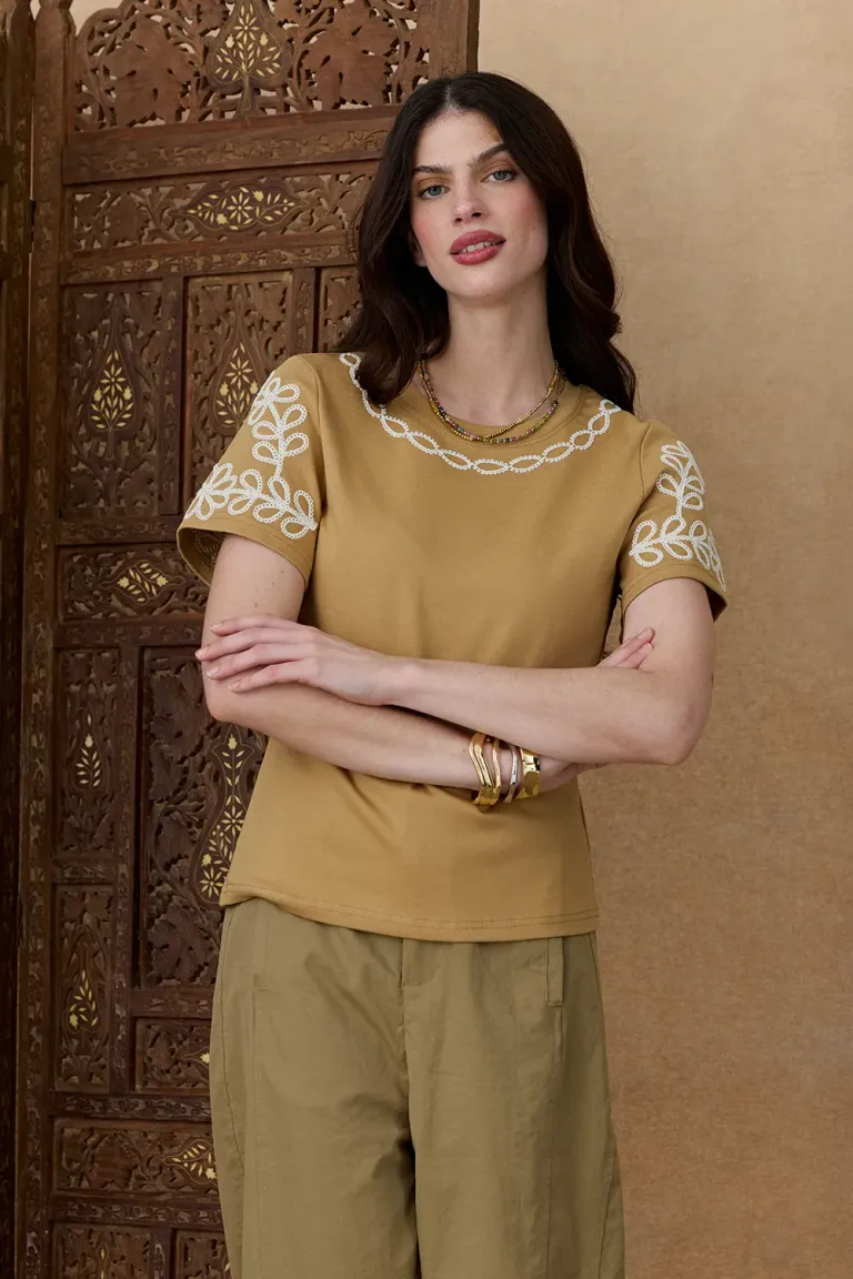 Remera de mujer con mangas cortas y cuello redondo con bordados ornamentales a contratono de Indiastyle en Remeras para argentina