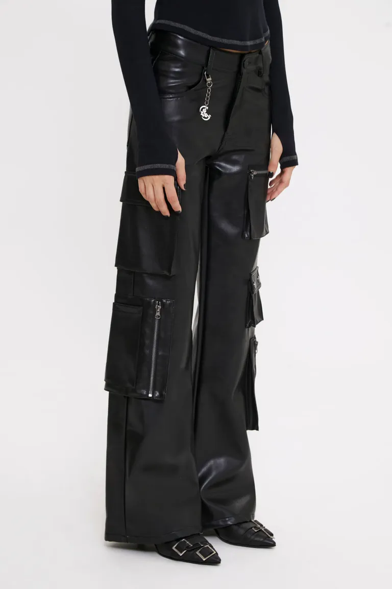 Pantalón de cuero ecológico con bolsillos y detalles metálicos de 47 Street en Pantalones para argentina