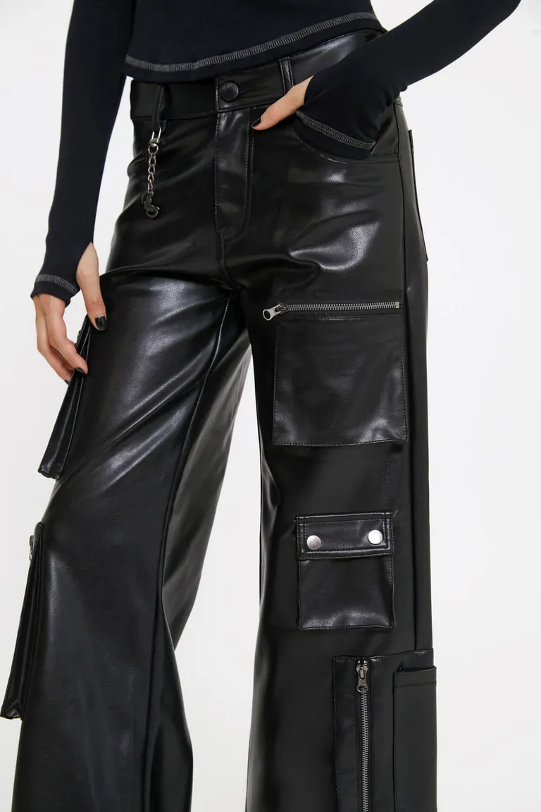 Pantalón de cuero ecológico con bolsillos y detalles metálicos de 47 Street en Pantalones para argentina
