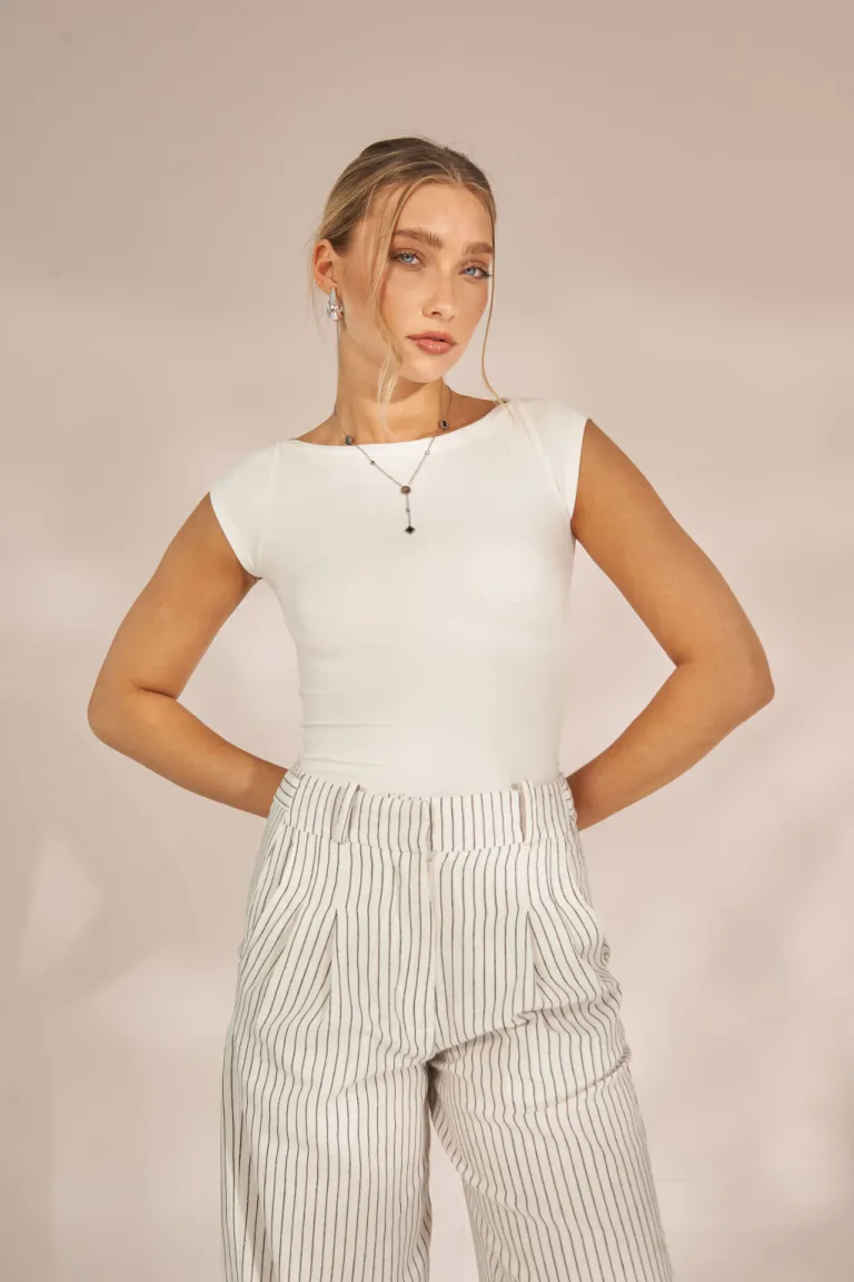 Remera blanca de corte recto y estilo minimalista para un look casual y refinado de Apricot en Remeras para argentina