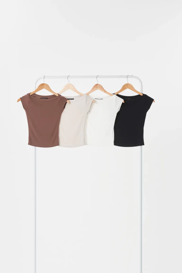 Remera blanca de corte recto y estilo minimalista para un look casual y refinado de Apricot en Remeras para argentina