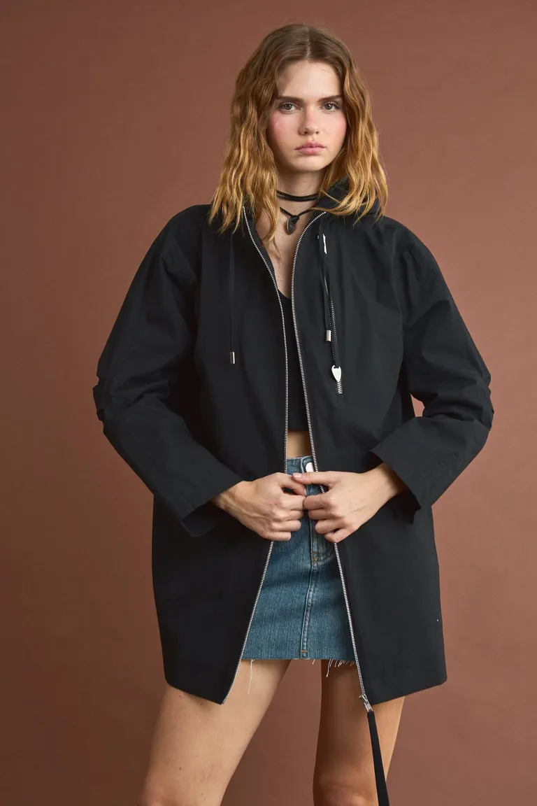 Abrigo estilo trench con capucha en tela tecnológica y estampado en la espalda de Allo Martinez en Chaquetas para argentina