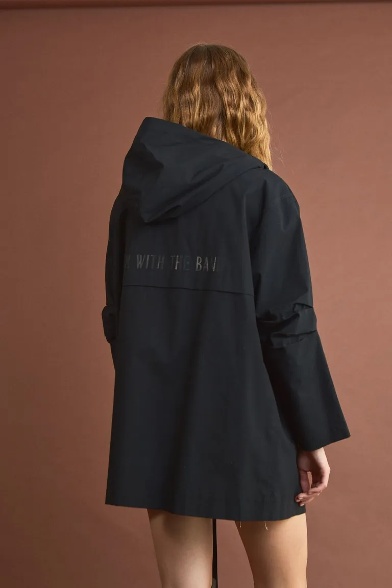 Abrigo estilo trench con capucha en tela tecnológica y estampado en la espalda de Allo Martinez en Chaquetas para argentina