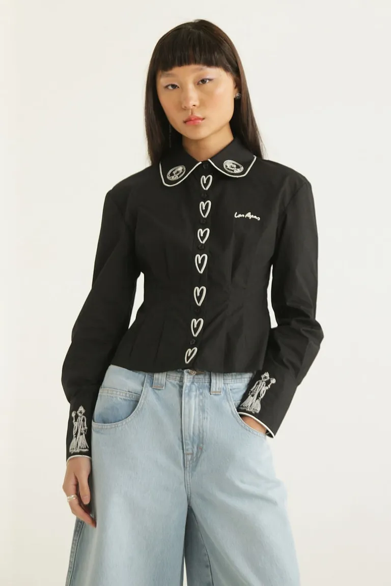 Camisa negra con bordados y detalles artesanales en cuello y puños de Las Pepas en Camisas para argentina