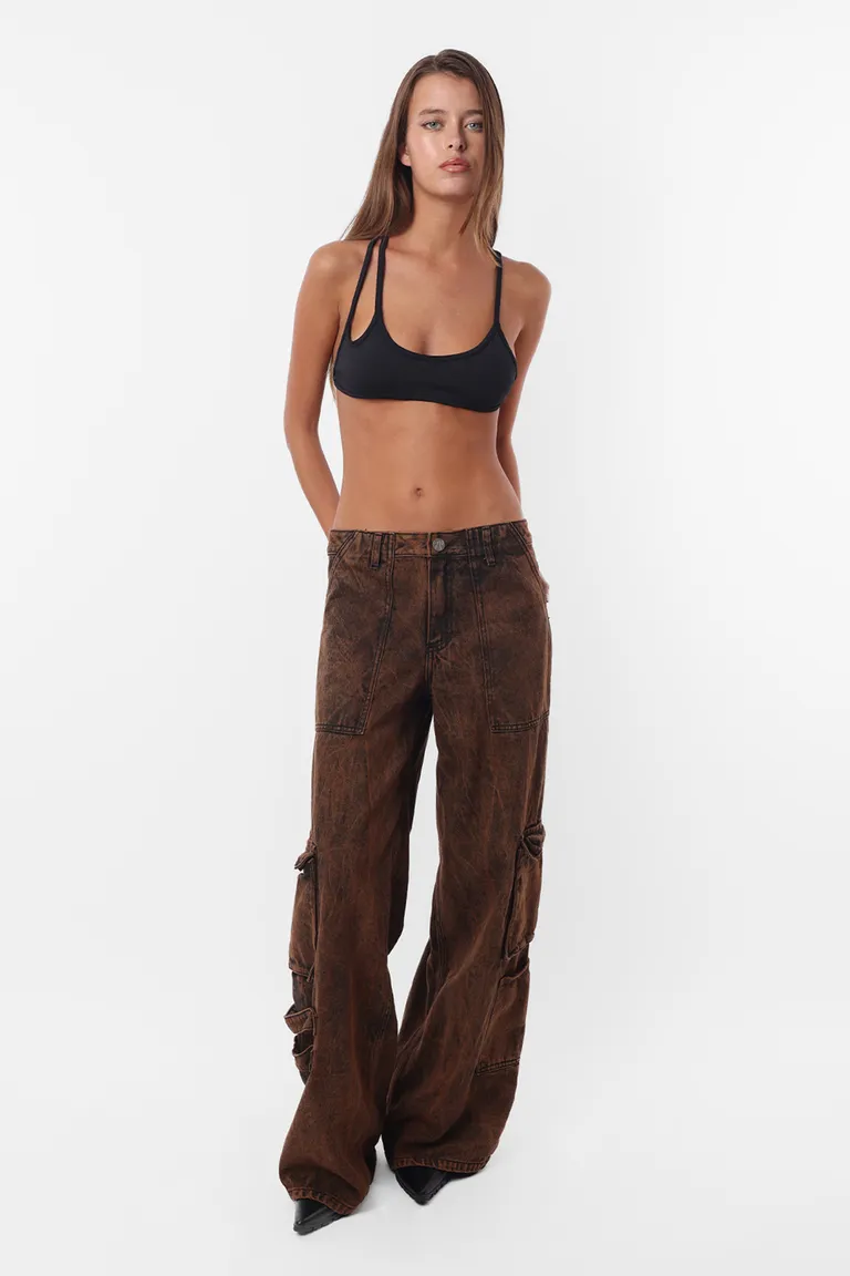 Pantalón denim tipo cargo de corte relaxed fit y tiro medio con detalles artesanales de Top White en Pantalones para argentina