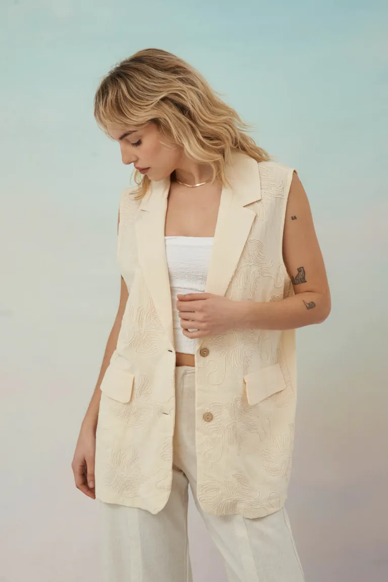 Chaleco Blanco Minimalista de Líneas Sofisticadas para Mujer de Apricot en Chalecos para argentina