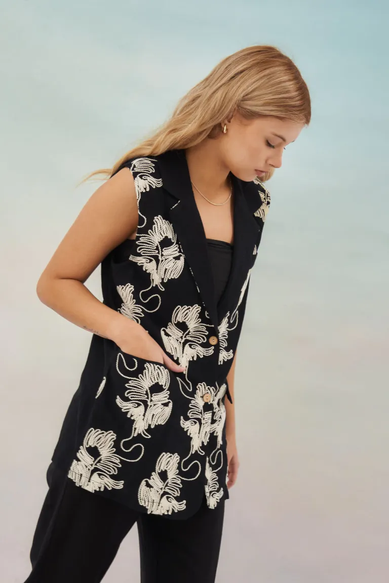 Chaleco Blanco Minimalista de Líneas Sofisticadas para Mujer de Apricot en Chalecos para argentina