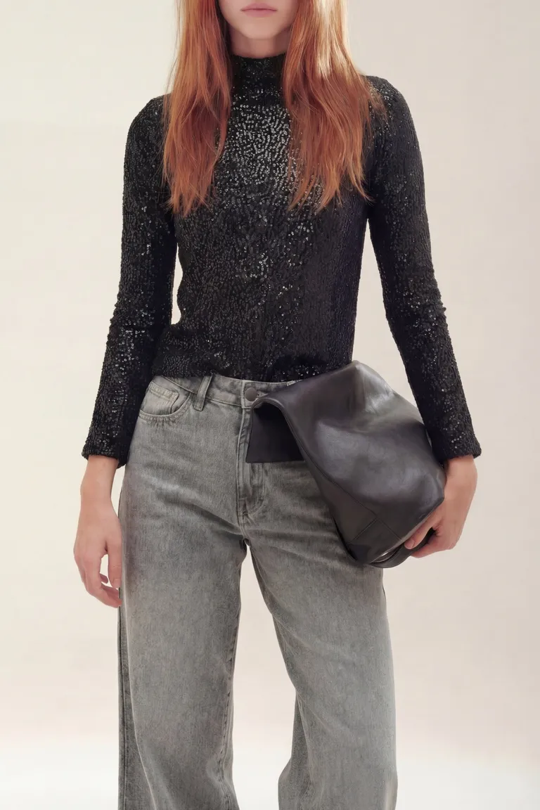 Remera manga larga con cuello alto y textura brillante de Akiabara en Remeras para argentina