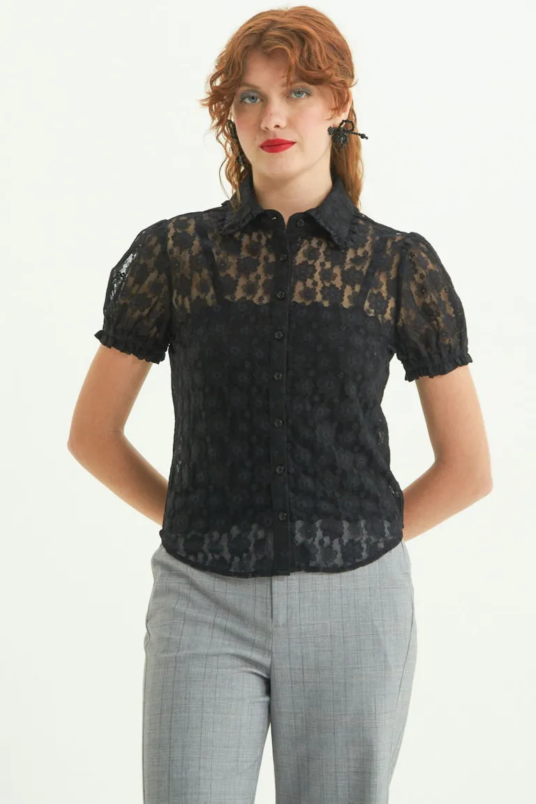Camisa de encaje negra con detalles en volados, manga corta y estilo femenino de Las Pepas en Camisas para argentina