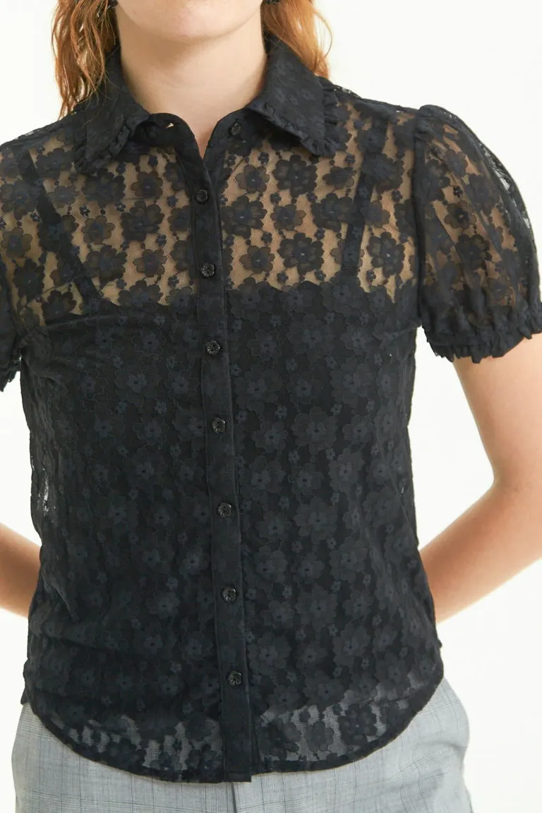Camisa de encaje negra con detalles en volados, manga corta y estilo femenino de Las Pepas en Camisas para argentina