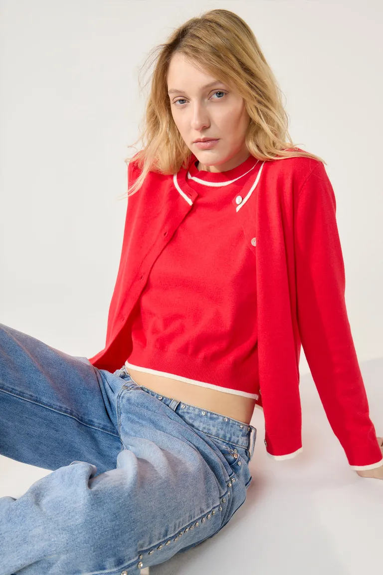 Cardigan rojo de tejido con detalles en cuello, puños y dobladillo de Cuesta Blanca en Buzos y Sweaters para argentina