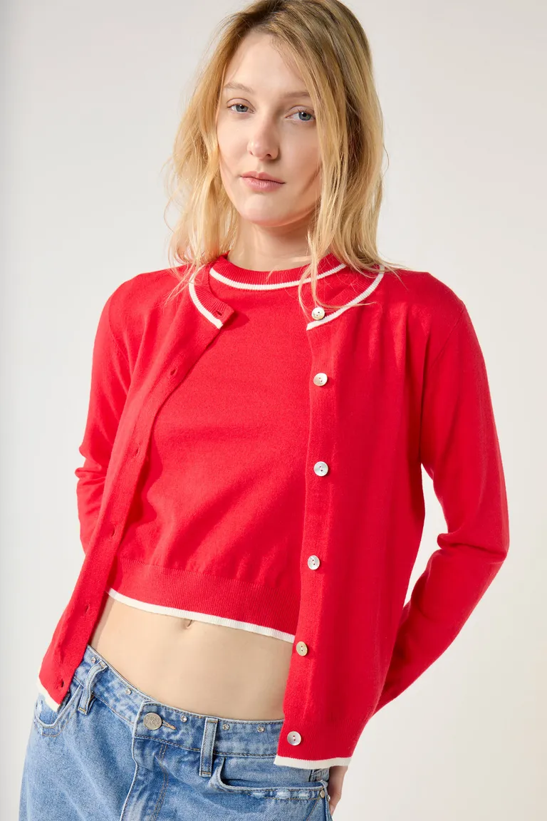 Cardigan rojo de tejido con detalles en cuello, puños y dobladillo de Cuesta Blanca en Buzos y Sweaters para argentina