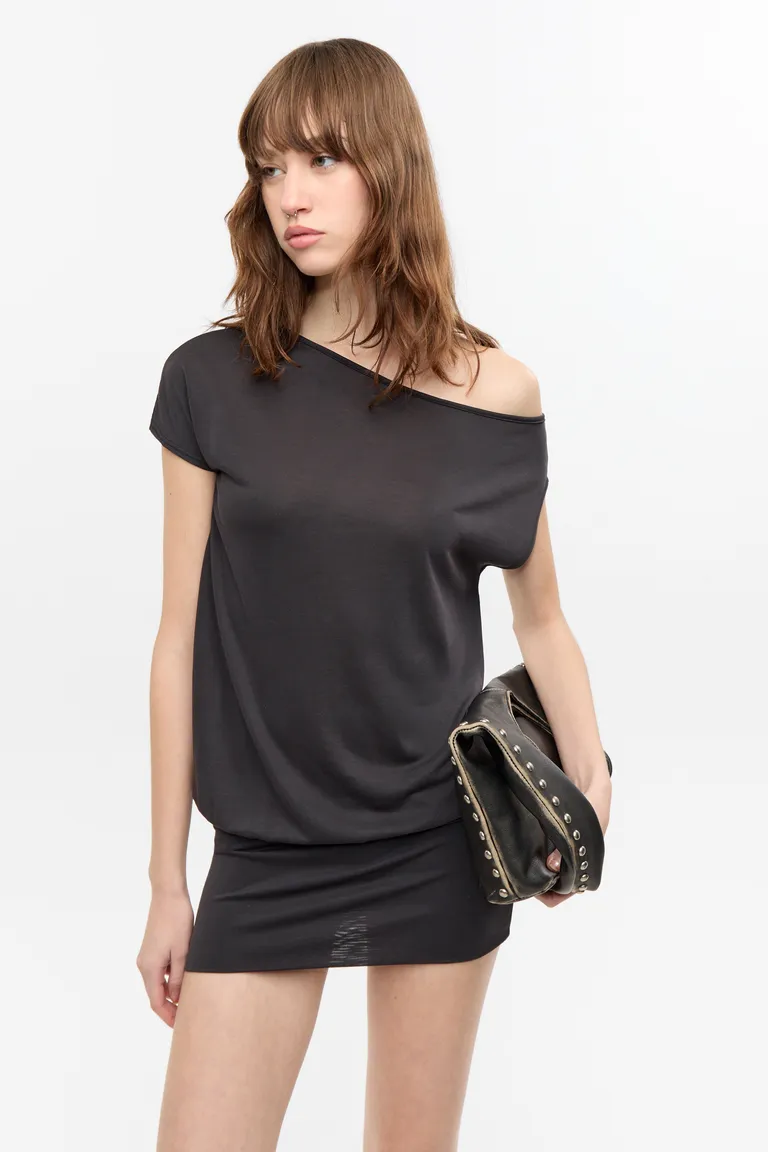 Vestido corto de diseño asimétrico en tela modal con efecto suave de Ay Not Dead en Vestidos para argentina