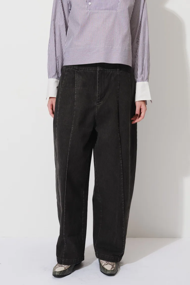 Pantalón de silueta recta con ajuste de gancho sastrero en la cintura y diseño moderno de Mishka en Pantalones para argentina