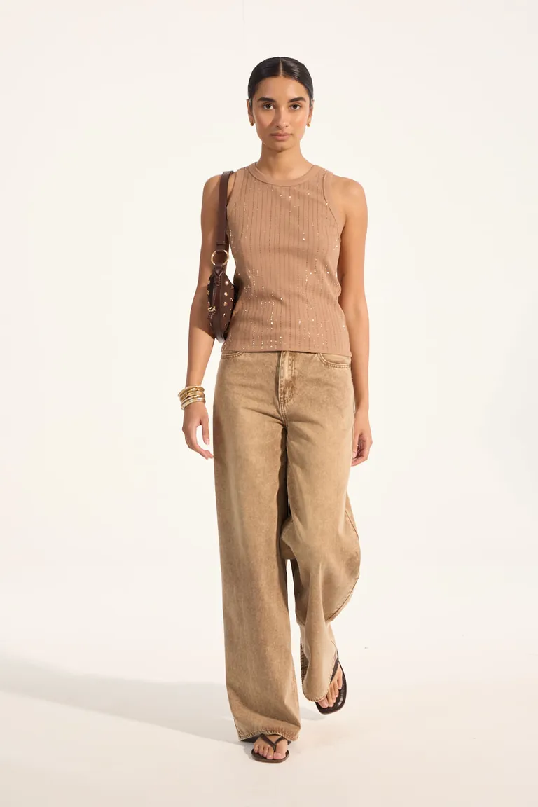 Musculosa marrón con tachas hot fix, de diseño elegante y moderno de Portsaid en Tops para argentina