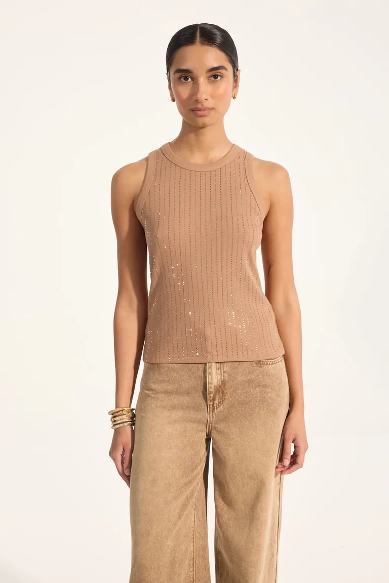 Musculosa marrón con tachas hot fix, de diseño elegante y moderno de Portsaid en Tops para argentina