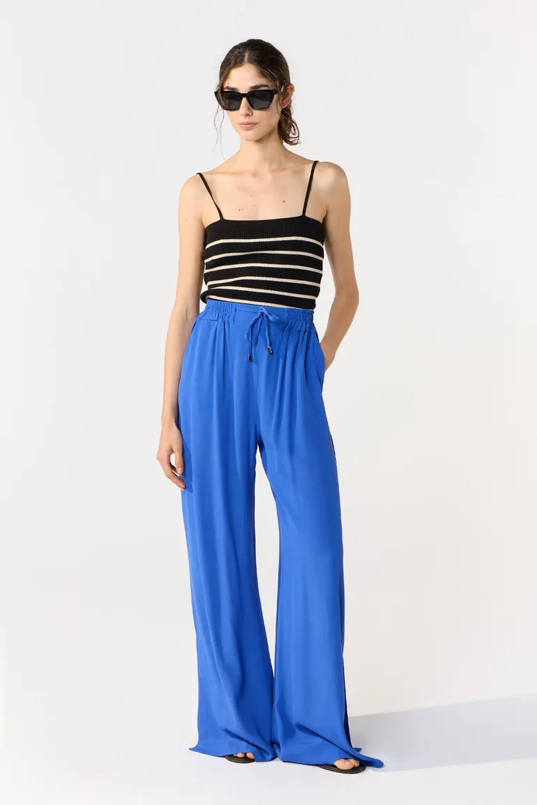 Pantalón palazzo de crepe liso con cintura elástica y tajo lateral de Cuesta Blanca en Pantalones para argentina