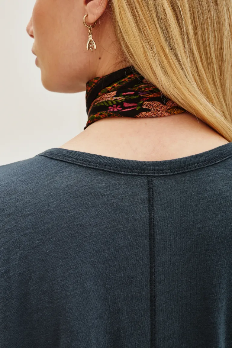 Remera manga larga holgada con ajuste en muñeca y cuello redondo de Rapsodia en Remeras para argentina