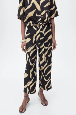 Pantalón recto estampado cinturón de Mango en Pantalones para argentina