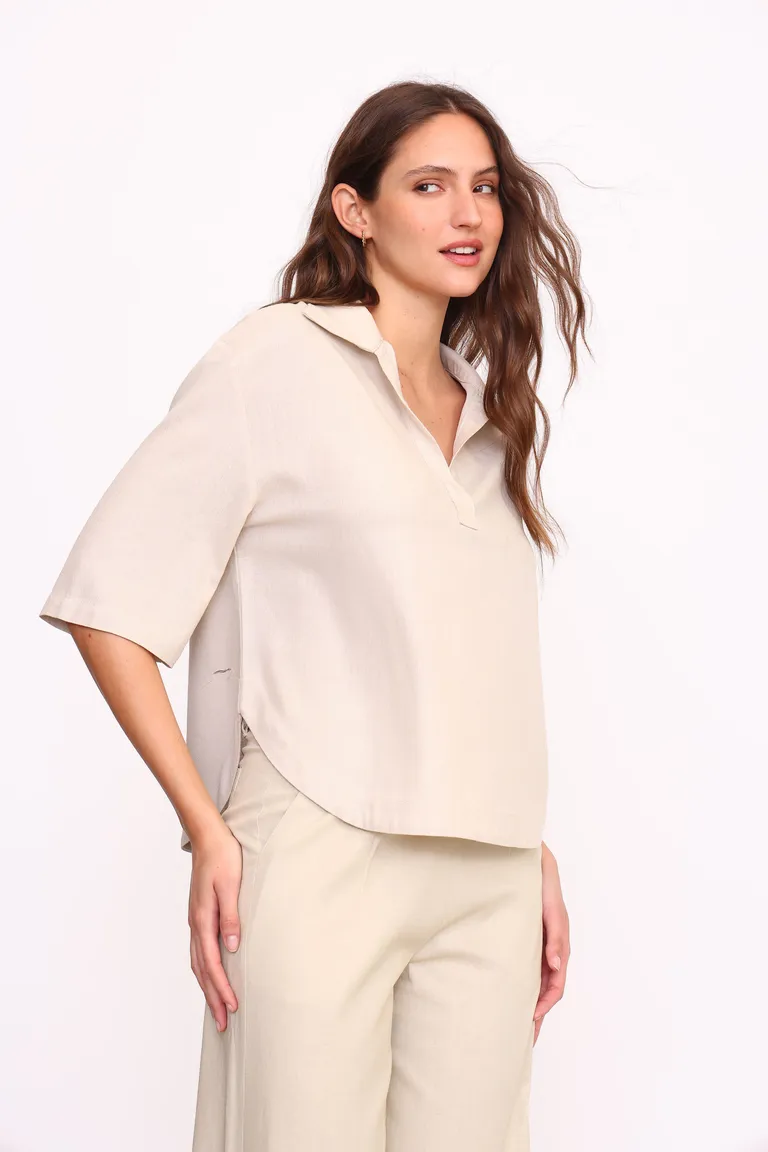 Blusa de lino con cuello camisero en tono neutro de Yagmour en Blusas para argentina