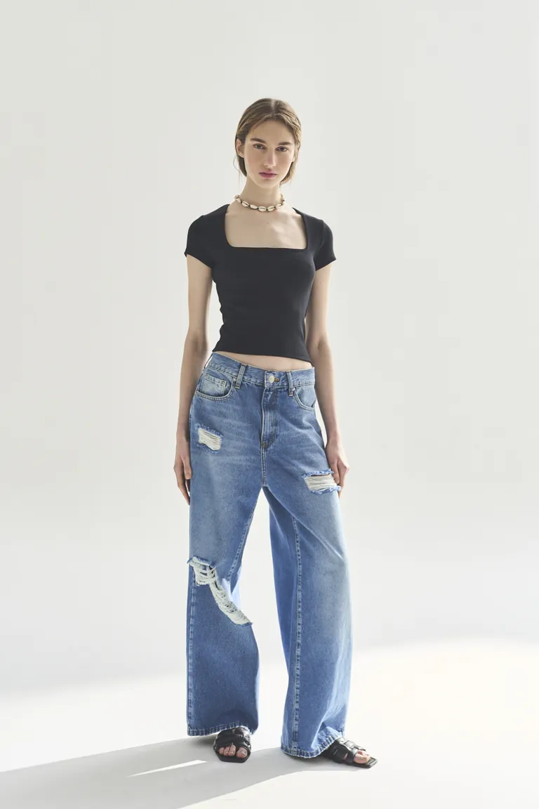 Remera de corte cuadrado en color negro - Diseño moderno y versátil de Akiabara en Remeras para argentina