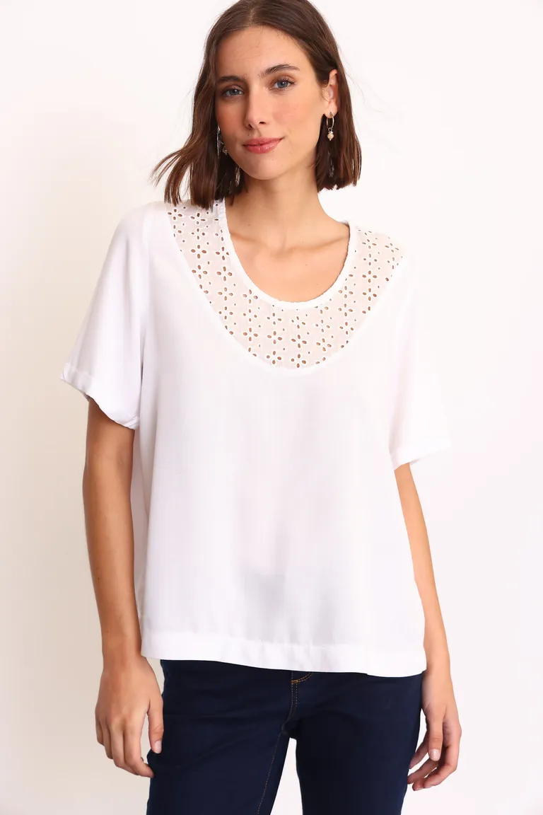 Blusa con textura de plumeti y bordados de alta calidad - Prenda versátil y elegante de Yagmour en Blusas para argentina