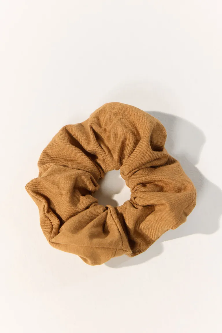 Scrunchie grande accesorio para el cabello con diseño elegante y moderno de Cuesta Blanca en Ropa Interior y Medias para argentina