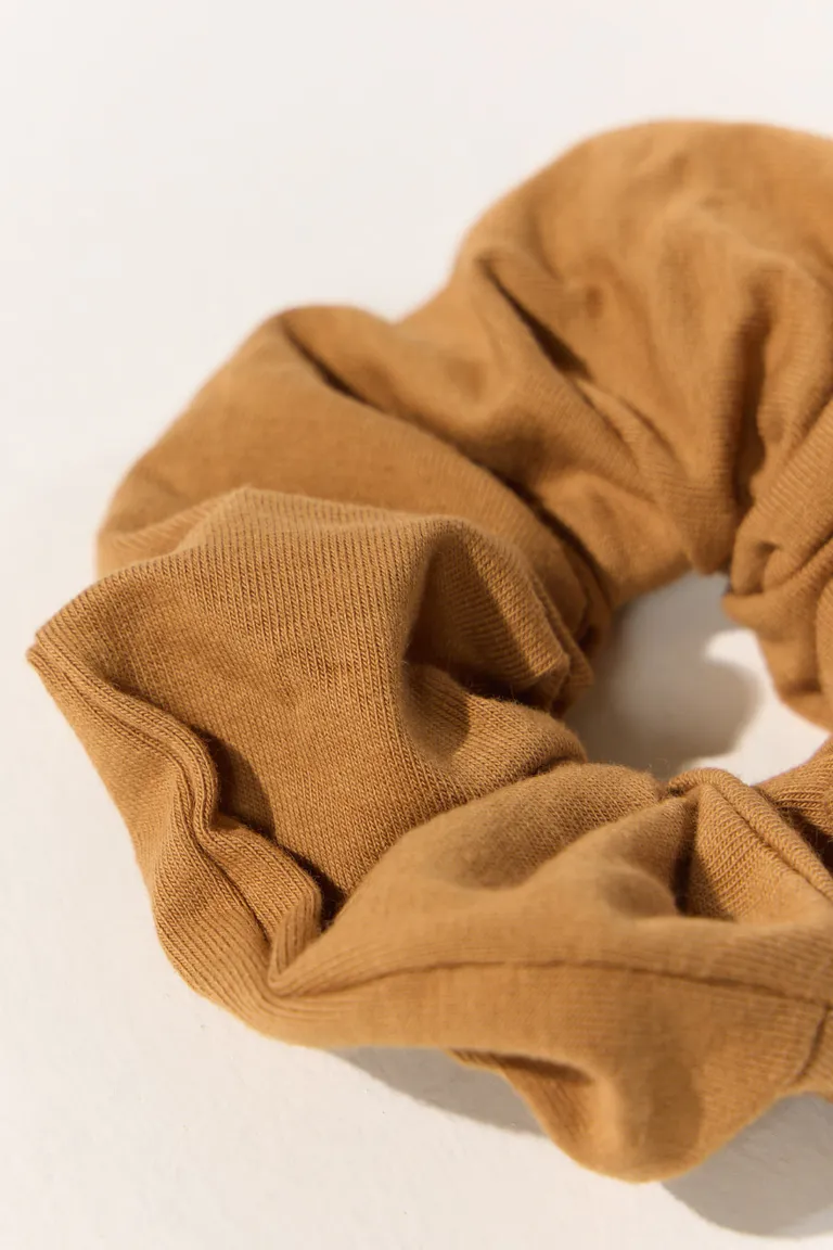 Scrunchie grande accesorio para el cabello con diseño elegante y moderno de Cuesta Blanca en Ropa Interior y Medias para argentina