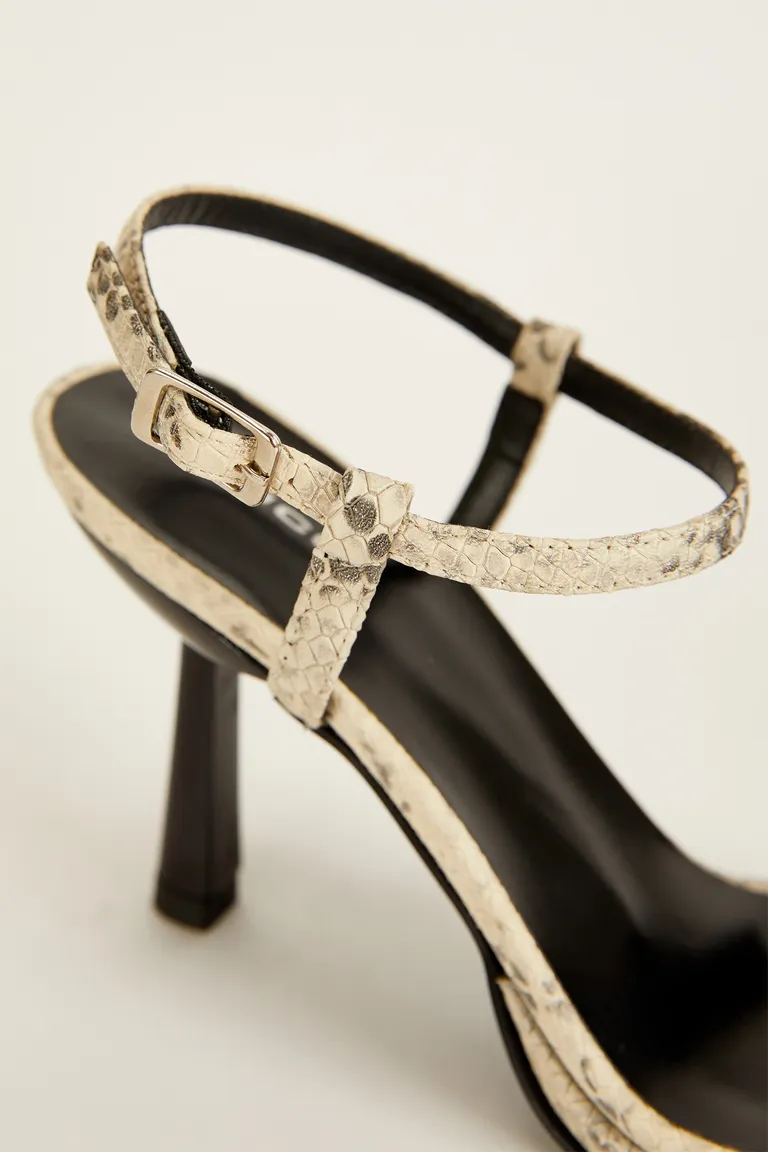 Sandalia elegante con punta cuadrada, taco 8cm y pulsera al tobillo con dije metálico de Tucci en Sandalias para argentina