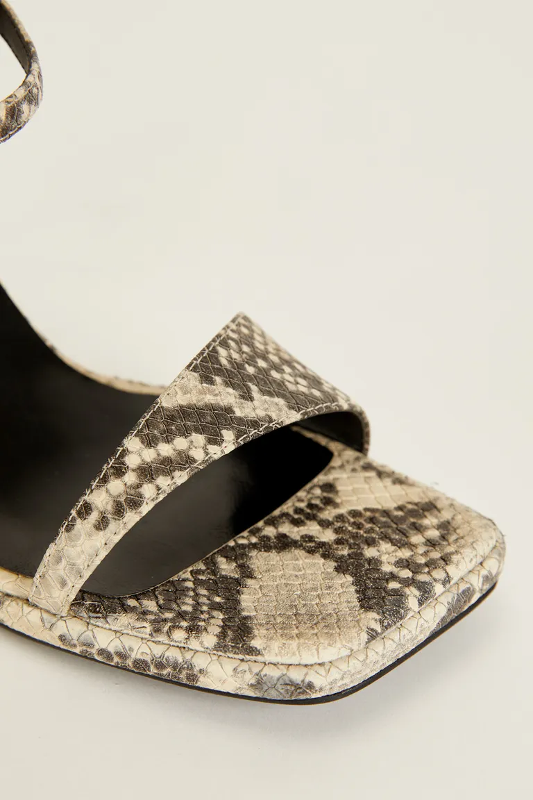 Sandalia elegante con punta cuadrada, taco 8cm y pulsera al tobillo con dije metálico de Tucci en Sandalias para argentina