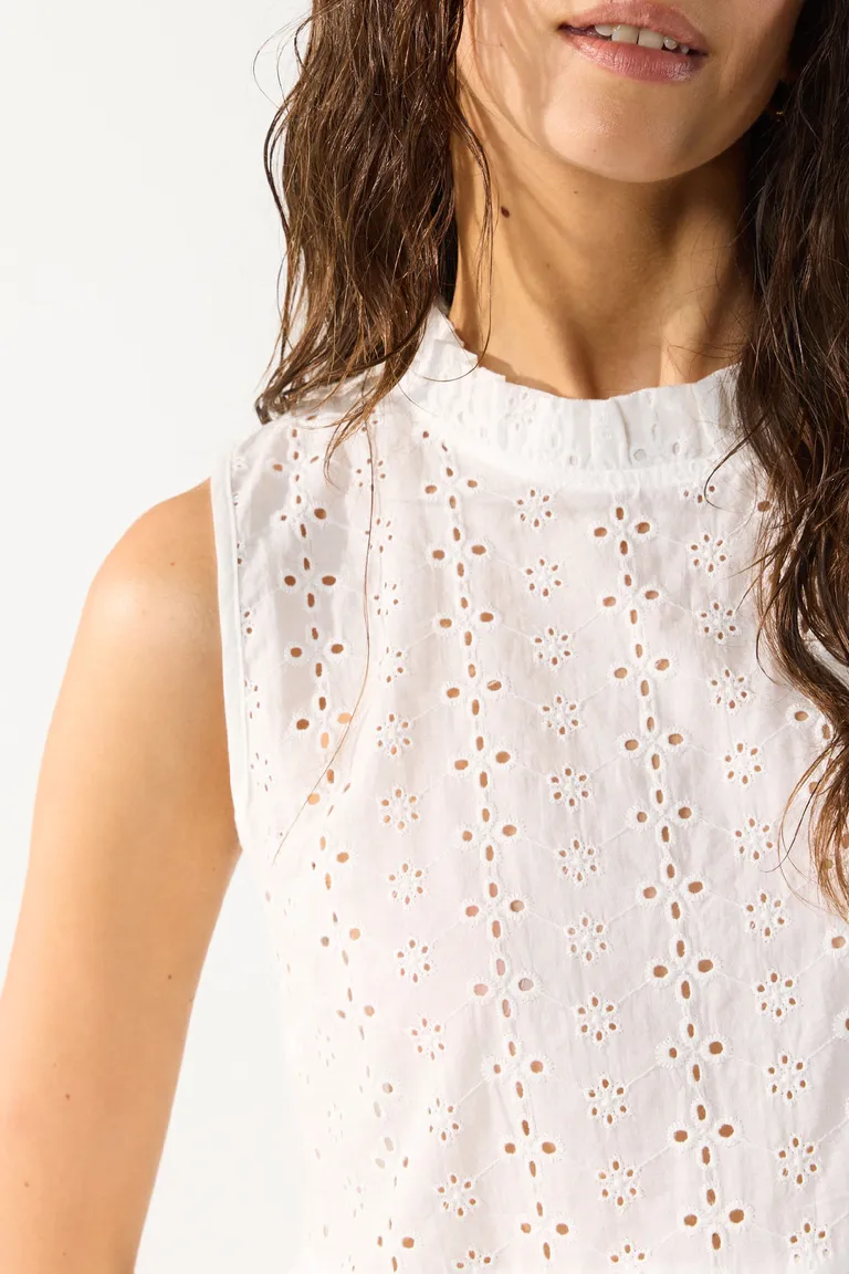 Top sin mangas de broderie con volados en cuello y ruedo, cierre trasero de botón y gota de Cuesta Blanca en Tops para argentina