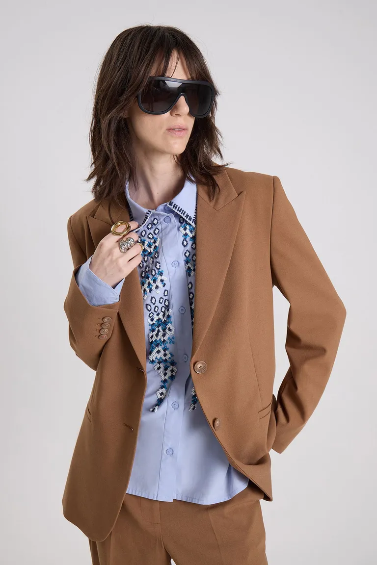 Saco sastrero entallado de diseño clásico con frente cruzado y cierre de botones de Maria Cher en Blazers para argentina