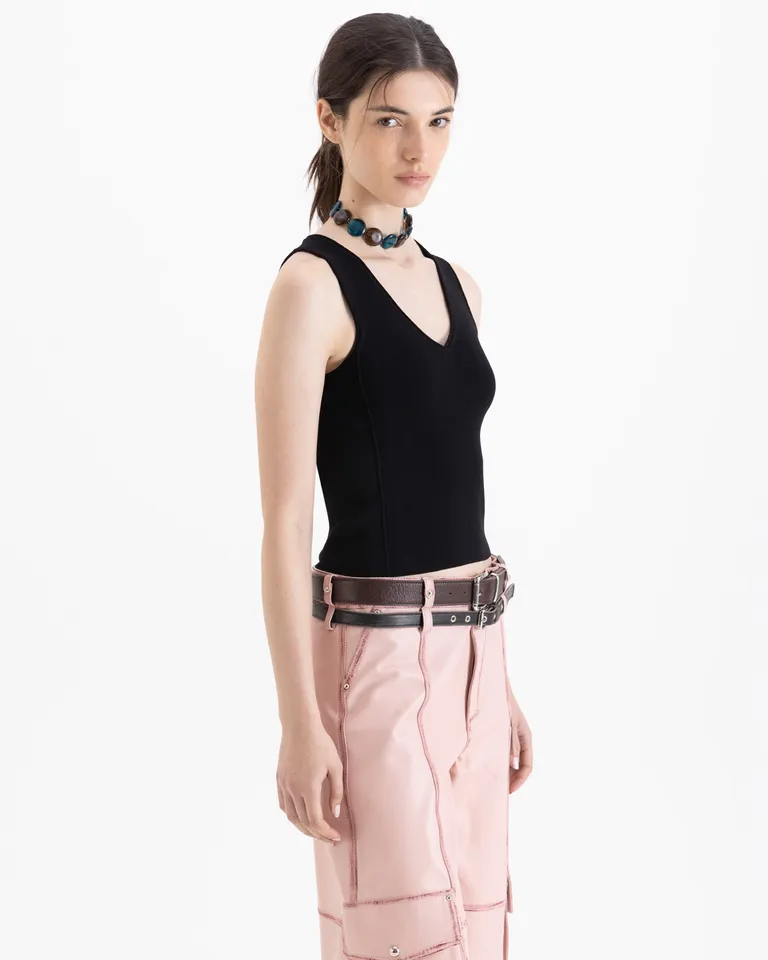 Top de mujer entallado con escote en v y calce al cuerpo de Jazmin Chebar en Tops para argentina